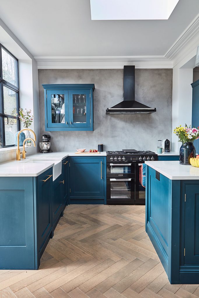 An extractor fan and range cooker