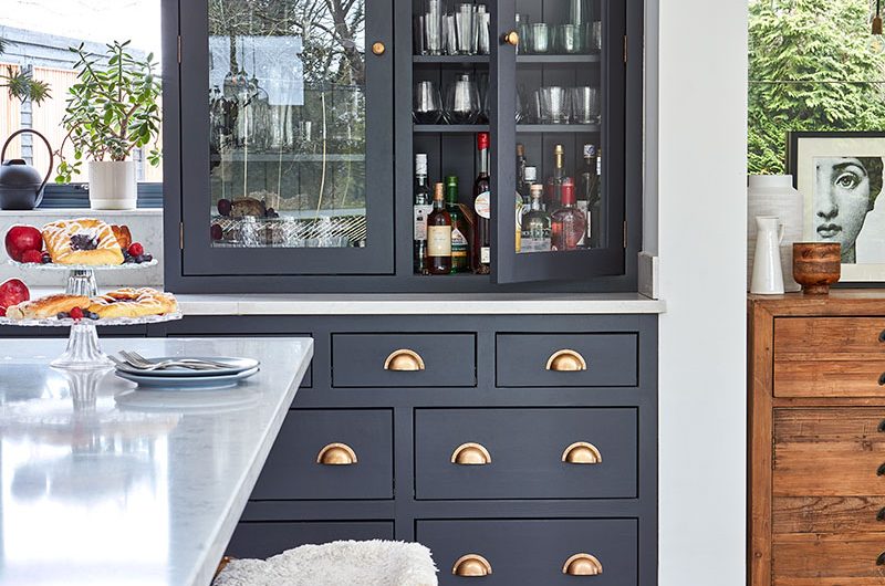 the country-style kitchen includes a drinks cabinet