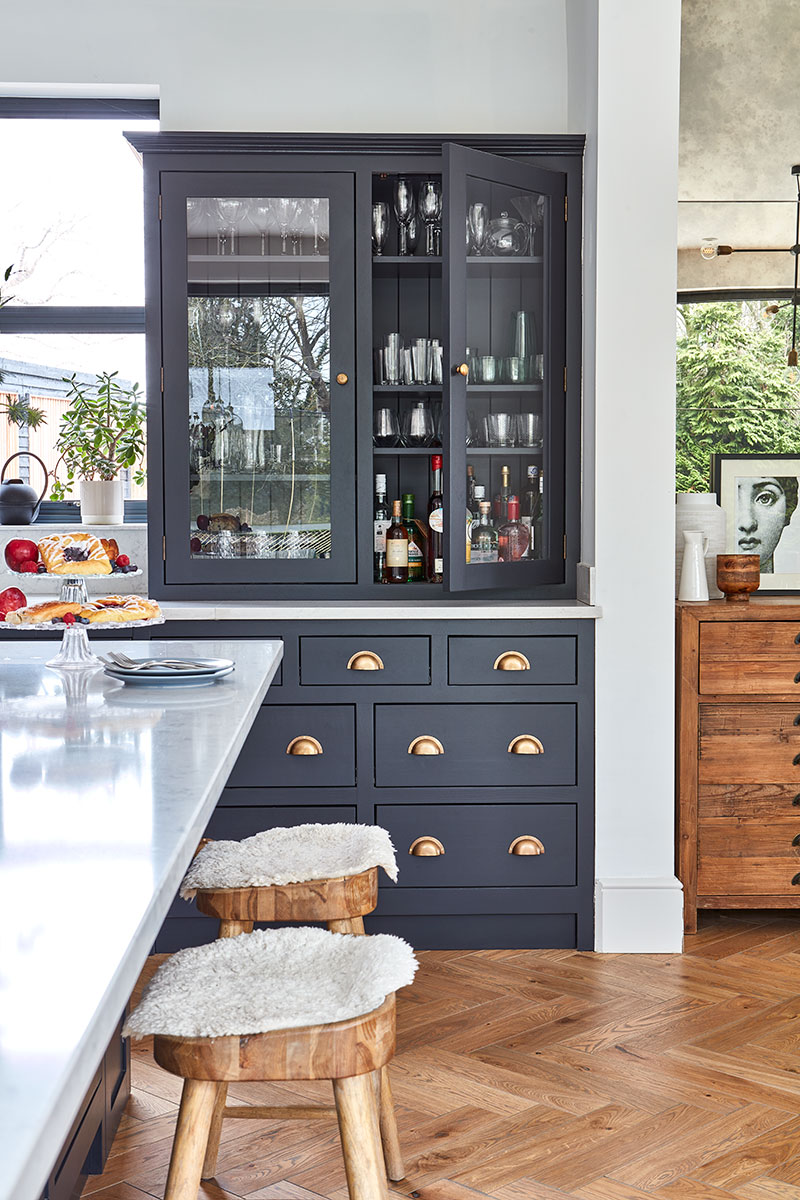 The kitchen includes a drinks cabinet