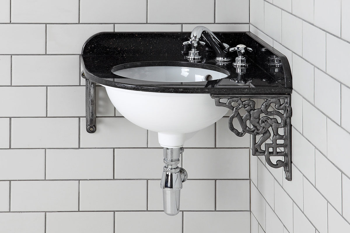 Traditional-look corner basin