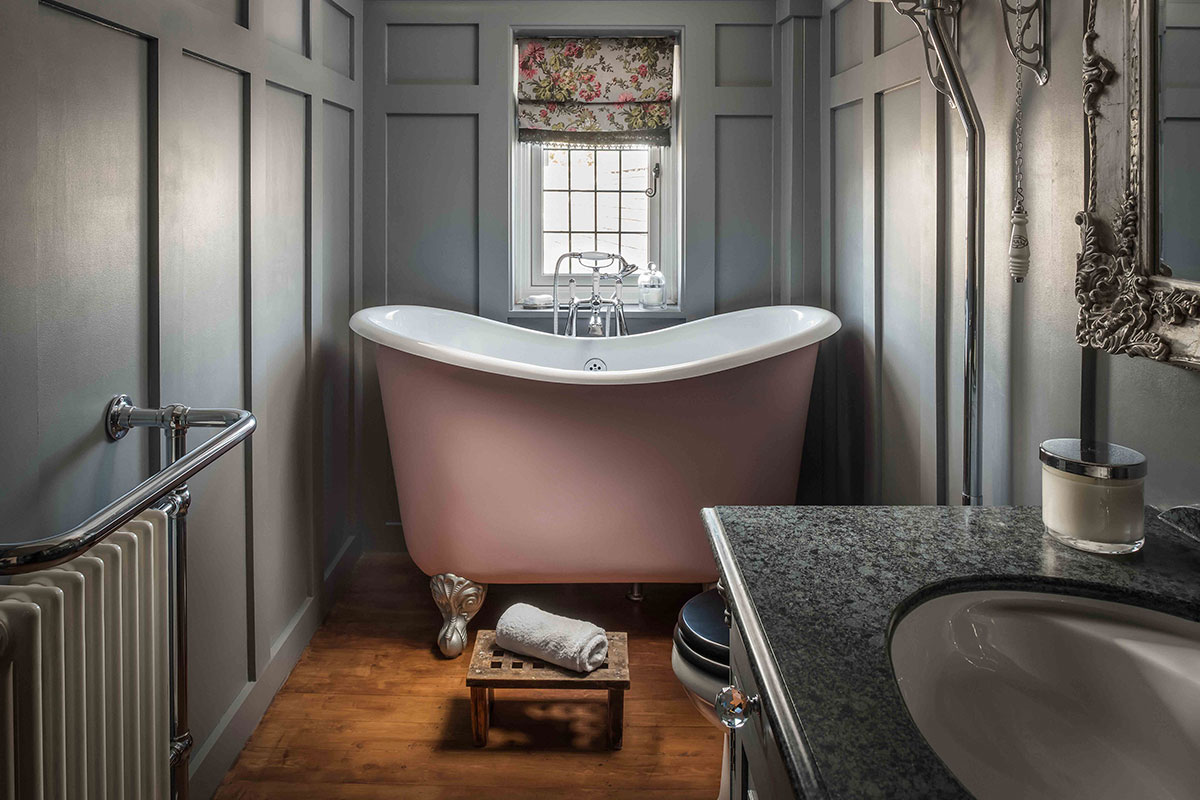 Small bath in soft pink
