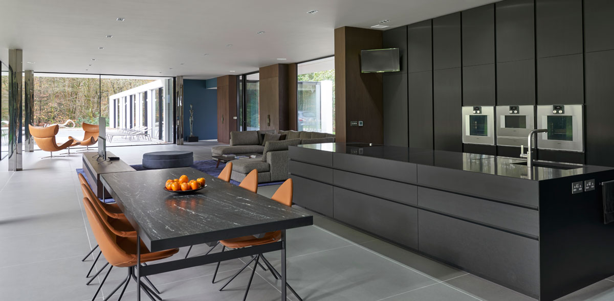 Handleless black kitchen