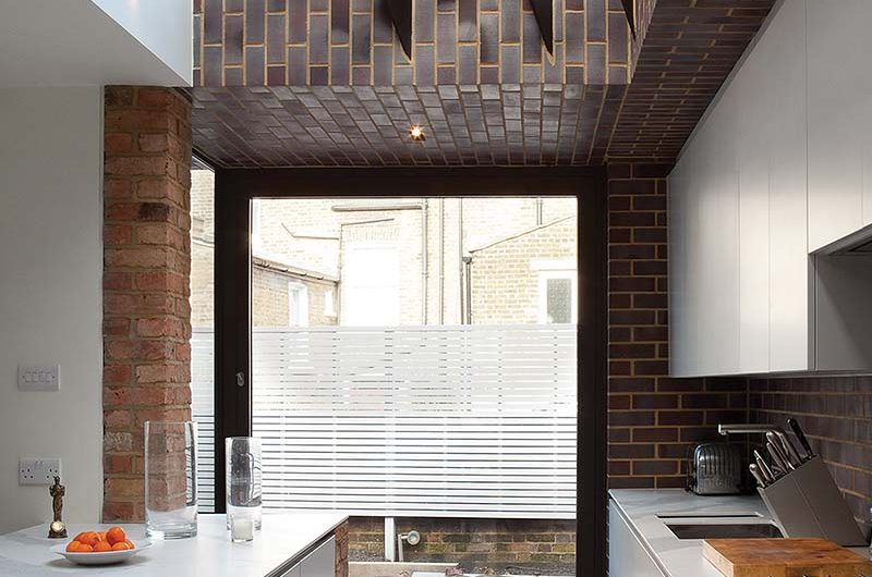 Side-return kitchen extension with fins