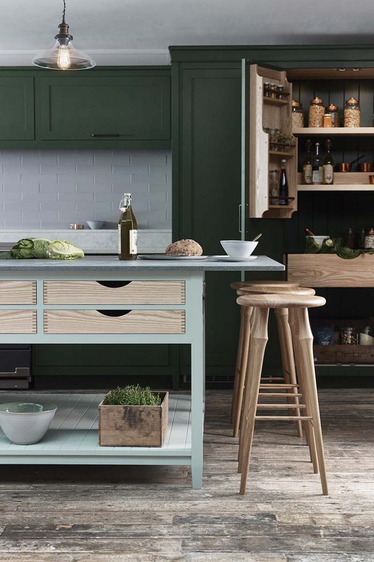 Green kitchens: from dark fir to light sage