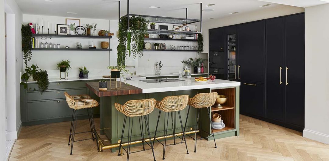 Green kitchens: from dark fir to light sage