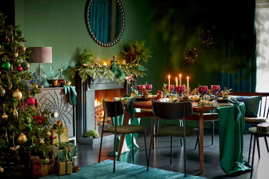 Bold Christmas decorating ideas for the dining room with green and red accents