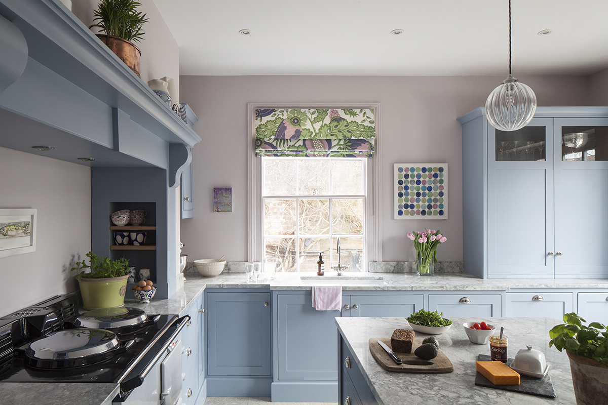 House tour: This traditional-style kitchen in a mix of blues is super ...