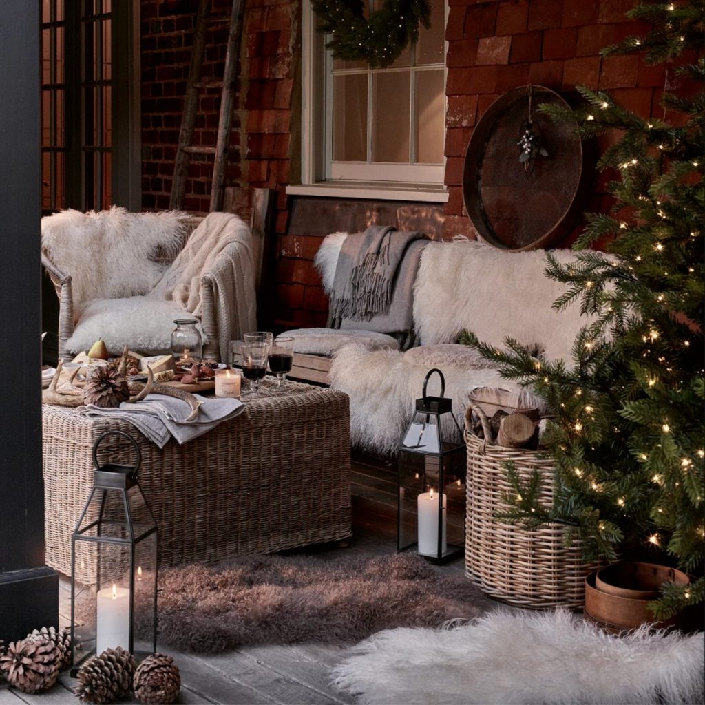 Cosy outdoor decorations with Christmas tree and pine cones