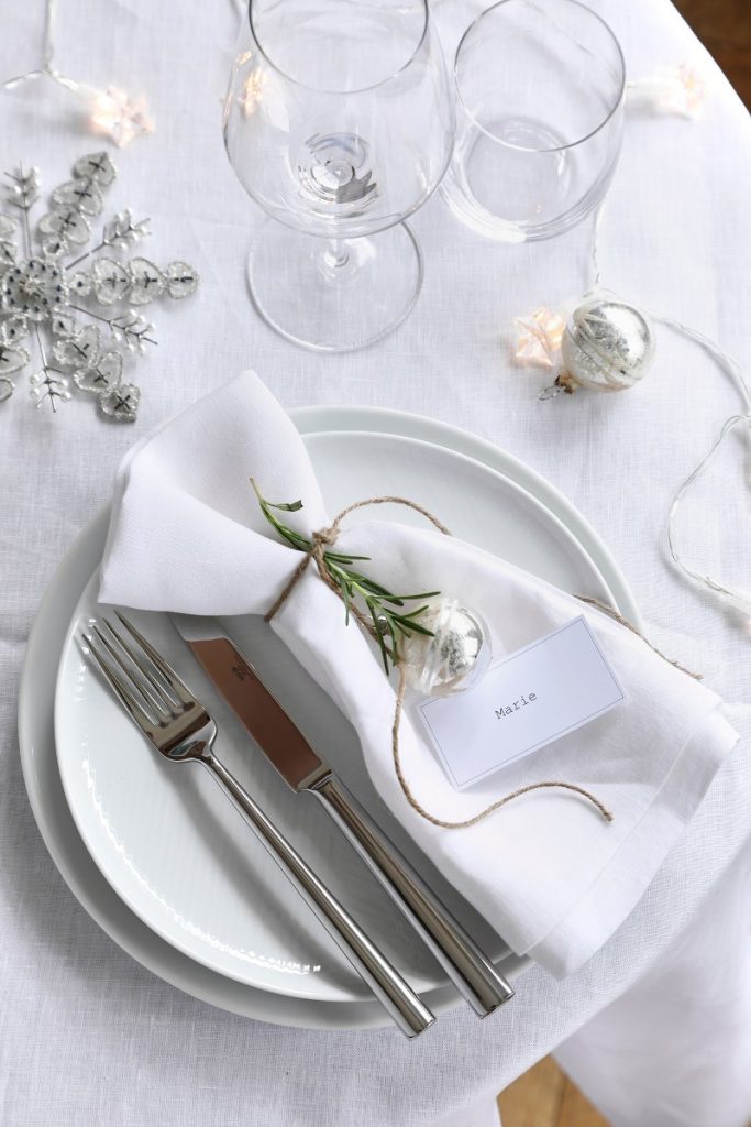 White napkin set with guest name
