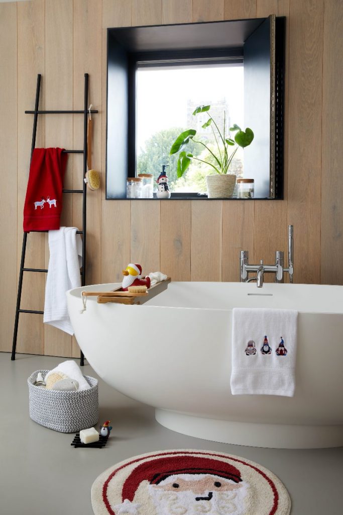 Christmas decorating ideas for large white bath with red bathroom towels 