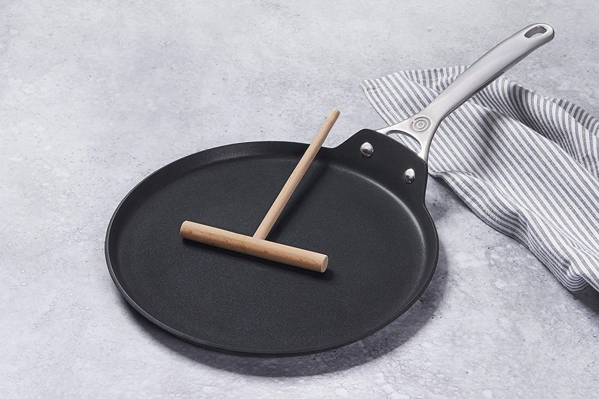Crêpe cookware with wooden râteau