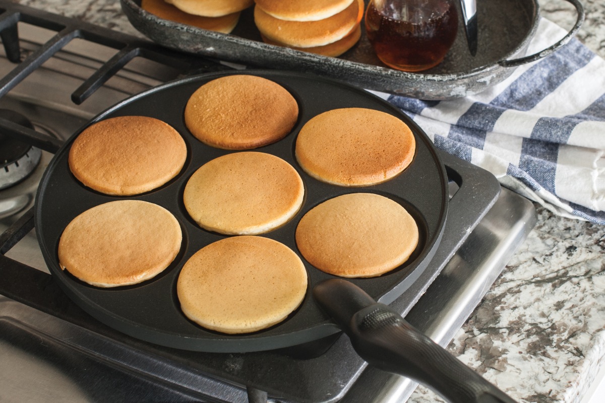 Pan with seven pancake forms