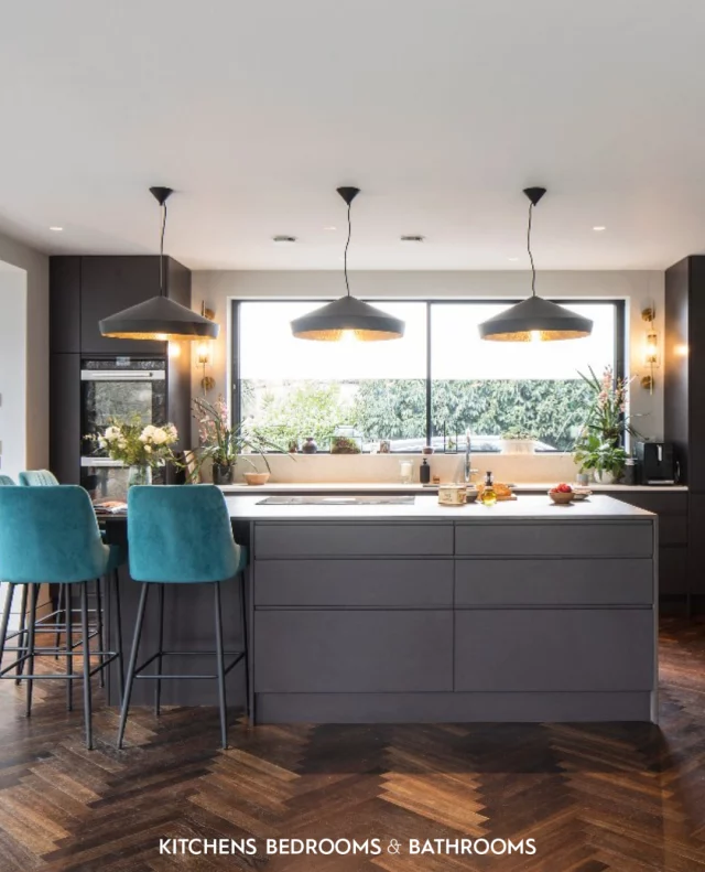 Currently choosing your kitchen flooring? 🤔 Herringbone might be the timeless touch you’re looking for! Dating back to the 1600s (actually inspired by the bones of a herring fish) it's an elegant zigzag pattern that adds texture and sophistication to your kitchen. It’s a popular choice for homeowners looking to elevate their space with a floor that’s both classic and on-trend.⁠
⁠
Visit the link in bio for the complete guide on this flooring. 🔗⁠
⁠
📷:⁠
1. @havwoods / @jfrench_photo⁠
2. @harveymaria⁠
3. @secondnaturekitchens⁠
4. @factorydirectflooring / @32home_onthecorner⁠
5. @capietra