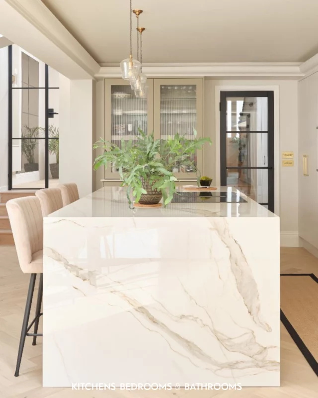 Dreaming of a kitchen island? You may want to add a hob on it! 🔥⁠
⁠
It turns meal-making into a social experience, letting you chat with guests while you cook. Just be sure to plan carefully, leaving enough space around the hob for safety and consider your ventilation options in advance - there are plenty of stylish, discreet choices available!⁠
⁠
📷:⁠
1. @johnlewisofhungerford⁠
2. @snugkitchens / @darrenchung74⁠
3. @woodworksbrighton⁠
4. @davonport_interiors⁠
5. @kitchenachitectureltd