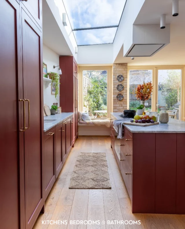 Step inside @rebeccaconstable.design’s inviting red kitchen inspired by the character and colour of London! ⁠
⁠
Nestled in a charming terraced house near Finsbury Park, the space is filled with warmth, personality, and thoughtful design. It’s a space that feels as vibrant as the city itself.⁠
⁠
Do you love it as much as we do? ❤️⁠
⁠
📷:⁠ @kayleytrippickphotography⁠
Styling: @georginakbbmag⁠
Homeowner: @rebeccaconstable.design