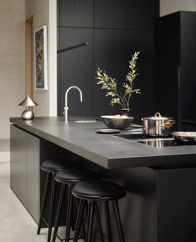 Hob or sink on your kitchen island? 👀⁠
⁠
A hob creates a social cooking setup, ideal for open-plan living and easy to clean down after dinner. A sink, on the other hand, keeps things practical and streamlined, especially in smaller kitchens. ⁠
⁠
But if you’ve got the space? Both can work beautifully! ⁠
⁠
Save this for your kitchen reno moodboard. 🔨⁠
⁠
📷:⁠
1. @roundhouse_design⁠
2. @katefeatherkitchendesign / @evolveinteriordesign⁠
3. @hetherington.newman / @darrenchung74⁠
4. @harveyjoneskitchens⁠
5. @rencraftkitchens⁠
6. @gridthirteenluxurykitchens