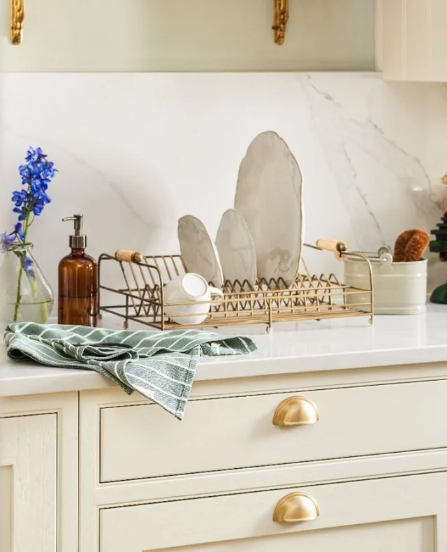 While surfaces, colours, and appliances often steal the spotlight in kitchens, it’s the smaller details that make the biggest impact. ✨⁠
⁠
Handles are one of the first things you notice, and they can either blend in or become a standout feature. Whether your style is sleek and modern or more traditional, the key is choosing a design that complements your overall scheme. These finishing touches don’t just add function, but texture, interest, and a bit of flair to your space. ⁠
⁠
Tap the link in bio to read more. 🔗⁠
⁠
📷:⁠
1. @yesterhome⁠
2. @oliveandbarr⁠
3. @pluckldn⁠
4. @turnstyledesigns⁠
5. @superfrontdotcom⁠
6. @hendelandhendel⁠
7. @searletaylor / @paullmcraig